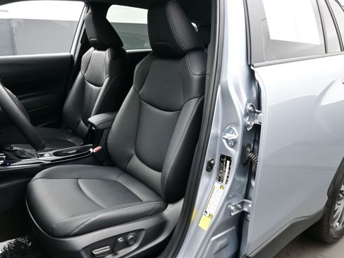 Used 2022 Toyota Corolla Cross XLE image 12