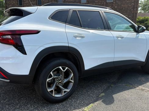 Used 2025 Chevrolet Trax LT FWD image 10