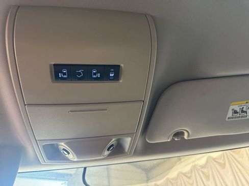 Used 2016 Chrysler Town & Country Touring w/ Driver Convenience Group FWD image 23