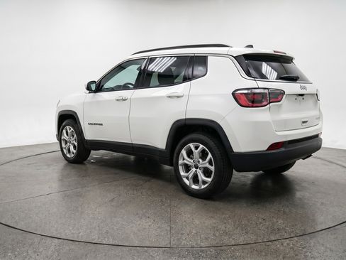 Used 2025 Jeep Compass Latitude AWD/4WD image 6