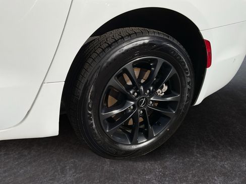 Used 2020 Chrysler Pacifica Touring-L image 10