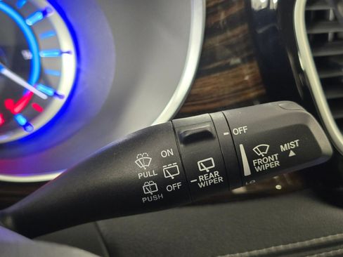 Used 2022 Chrysler Pacifica Limited w/ Uconnect Theater Family Group FWD image 33