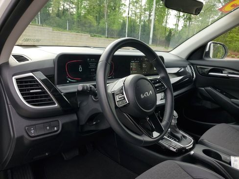 Used 2025 Kia Seltos S FWD image 15