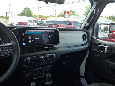 Used 2024 Jeep Wrangler Unlimited AWD/4WD image 19