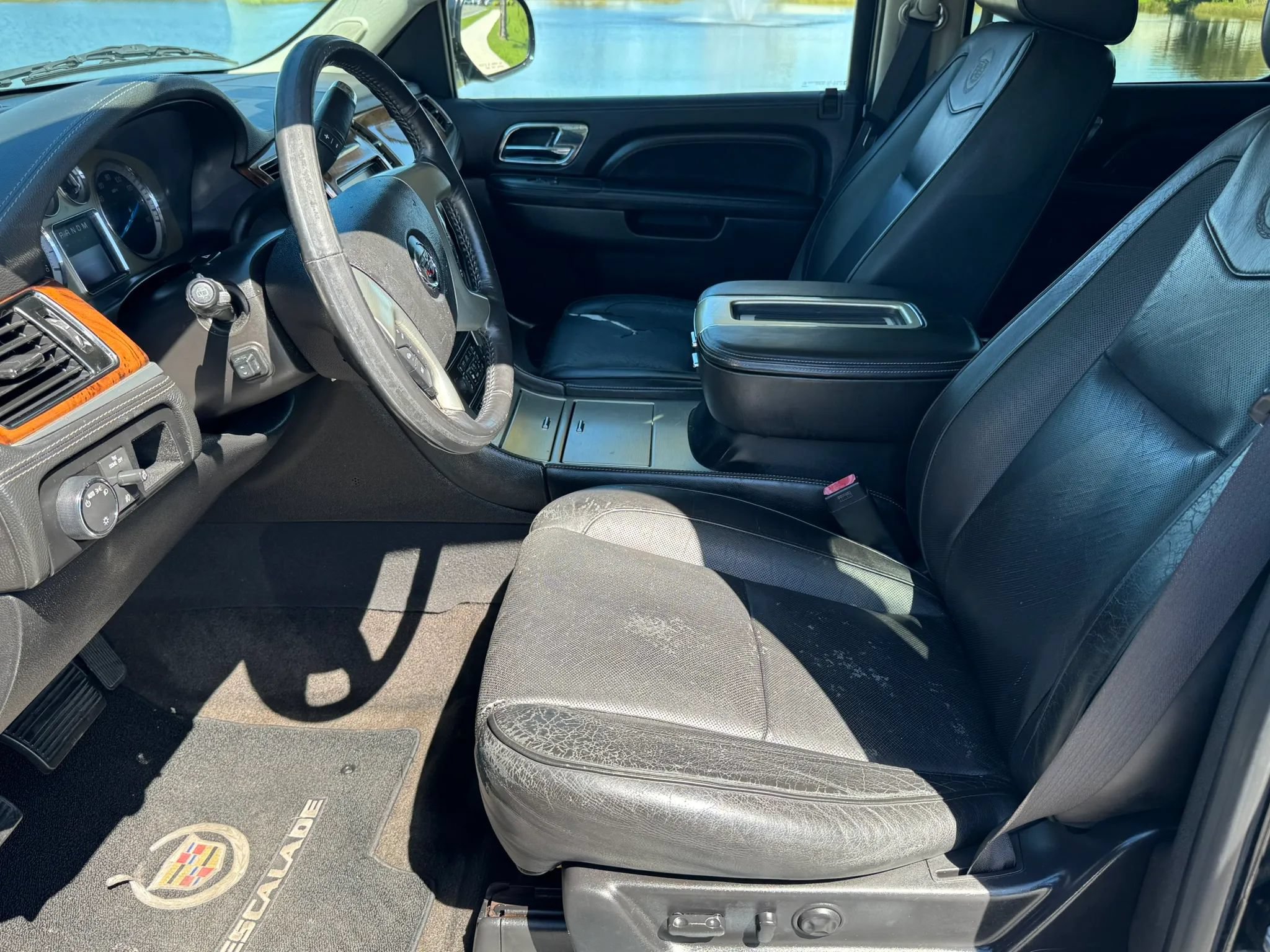 Used 2012 Cadillac Escalade Platinum RWD image 12