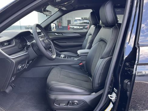 New 2025 Jeep Grand Cherokee Altitude image 11