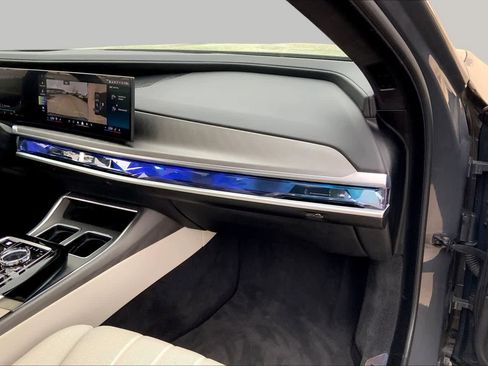 Certified 2025 BMW 760i xDrive w/ Executive Package AWD/4WD image 17