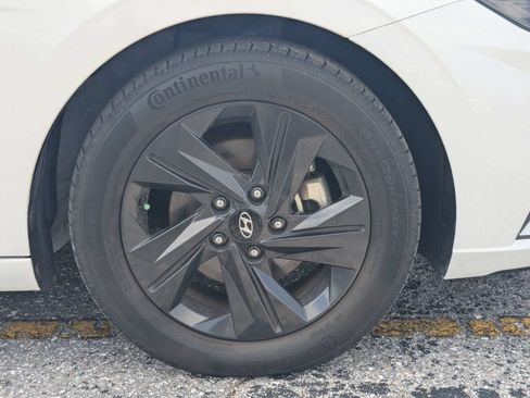 Used 2023 Hyundai Elantra SEL w/ Preferred Accessory Package FWD image 12