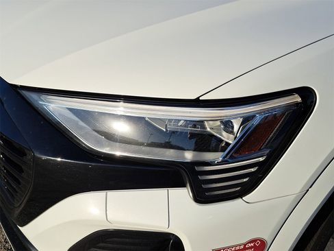 Used 2024 Audi Q8 e-tron Premium image 8