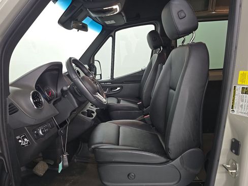 Used 2023 Mercedes-Benz Sprinter 2500 image 7