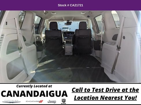 Used 2023 Chrysler Pacifica Touring-L image 19