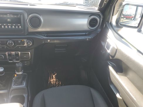Used 2022 Jeep Gladiator Willys image 16