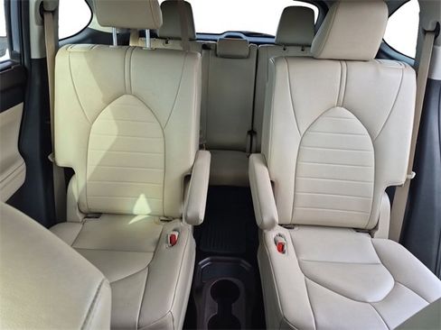 Used 2021 Toyota Highlander XLE image 13