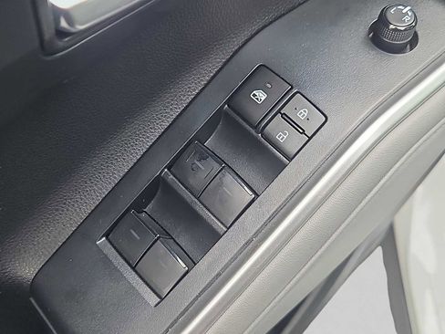 Used 2023 Toyota Highlander XLE AWD/4WD image 26