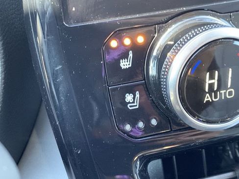 Used 2023 Toyota Highlander Limited image 28