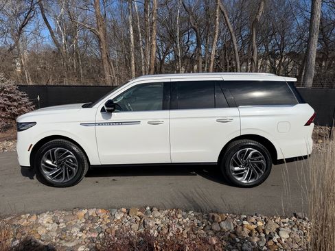 New 2026 Lincoln Navigator Reserve AWD/4WD image 2