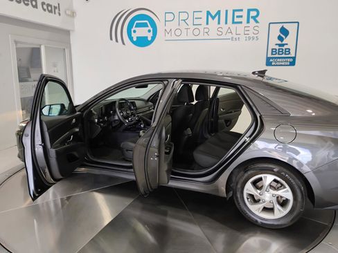 Used 2021 Hyundai Elantra SE image 5