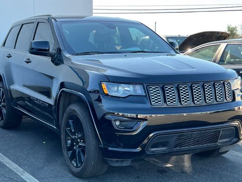 Used 2018 Jeep Grand Cherokee Altitude image 3