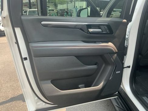 Used 2025 Chevrolet Suburban RST w/ Comfort Package AWD/4WD image 14