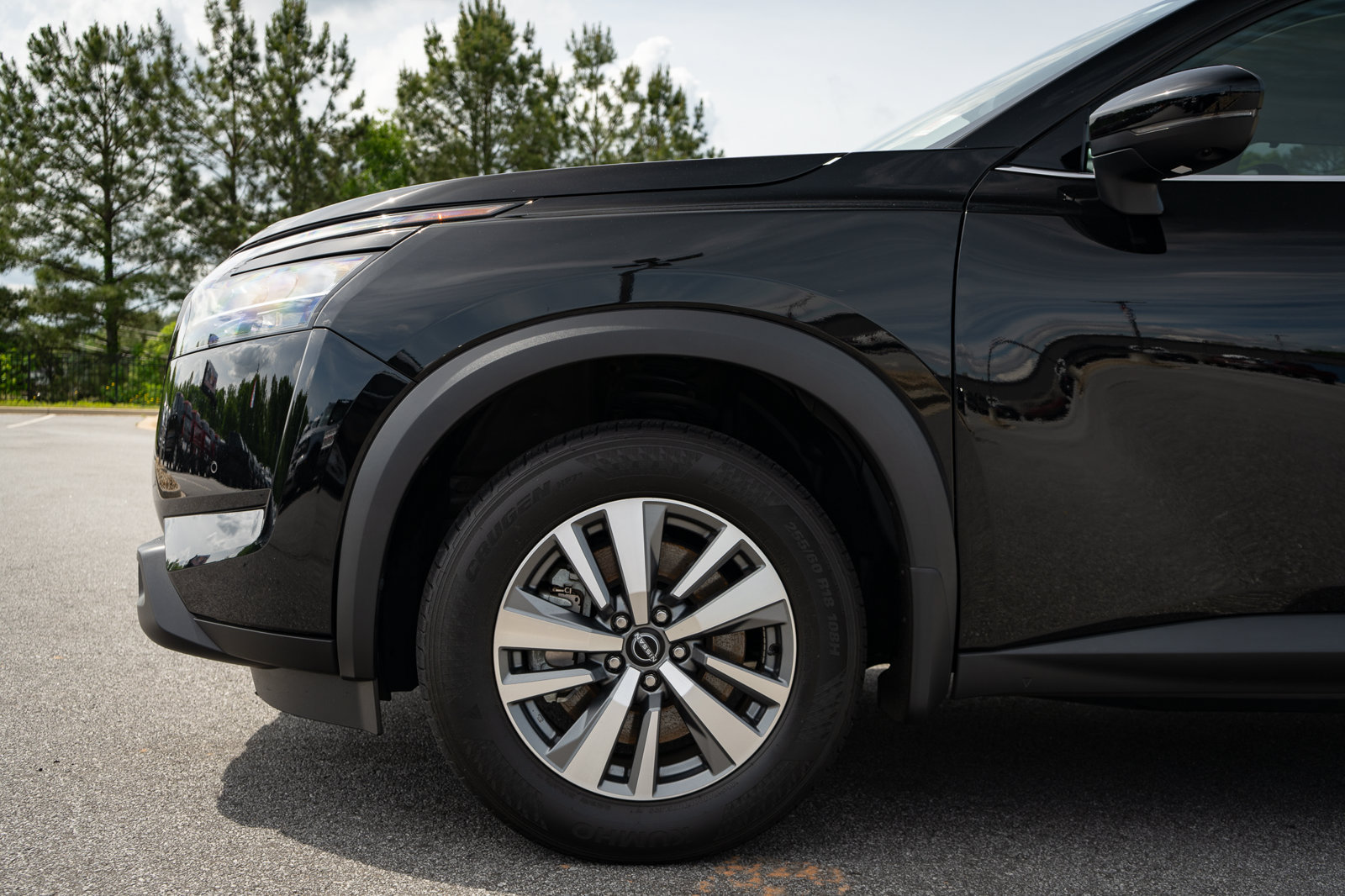 Used 2024 Nissan Pathfinder SL w/ Black Appearance Package FWD image 4