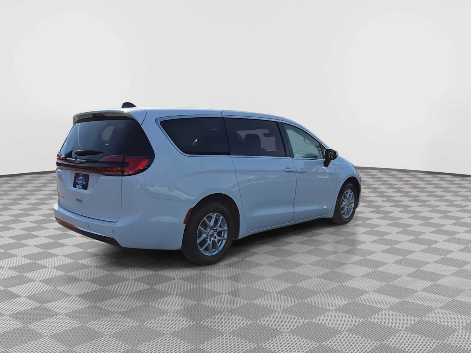Used 2023 Chrysler Pacifica Touring-L FWD image 8