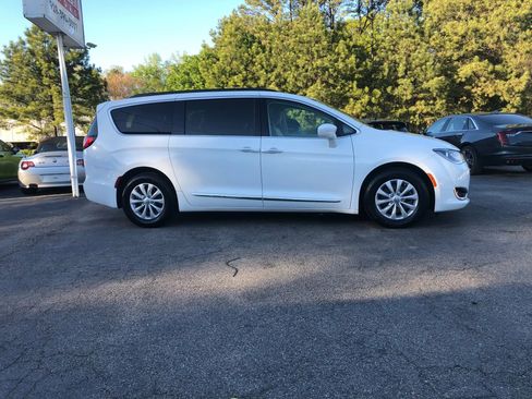 Used 2017 Chrysler Pacifica Touring-L image 2