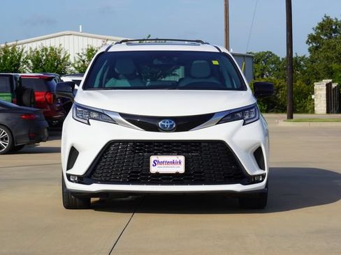 Used 2023 Toyota Sienna XSE FWD image 2