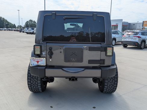Used 2017 Jeep Wrangler Unlimited Sahara w/ Max Tow Package AWD/4WD image 4