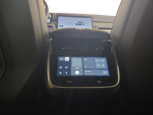 Used 2025 Rivian R1S Adventure image 30