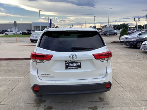 Used 2019 Toyota Highlander XLE FWD image 6