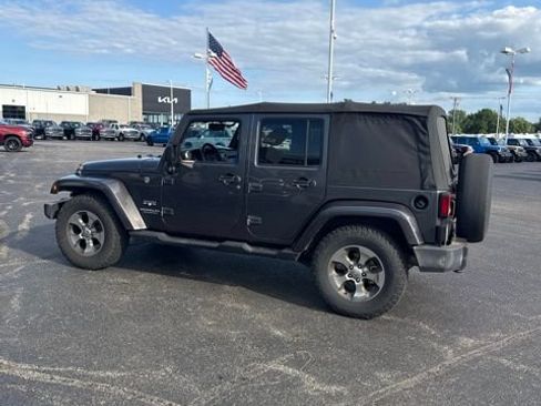 Used 2017 Jeep Wrangler Unlimited Sahara w/ Connectivity Group AWD/4WD image 5