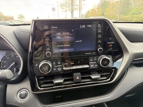 Used 2021 Toyota Highlander XLE image 29