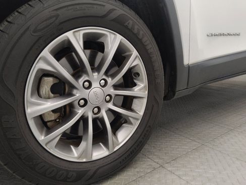 Used 2021 Jeep Cherokee Latitude Lux FWD image 31