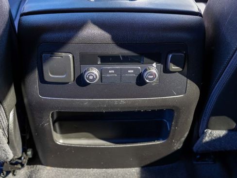 Used 2020 Chevrolet Suburban LT w/ Z71 Midnight Edition image 31