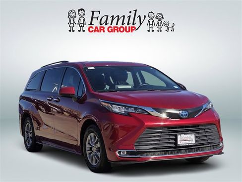 Used 2022 Toyota Sienna XLE image 2