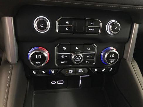 Used 2024 GMC Yukon SLT w/ SLT Luxury Package AWD/4WD image 23