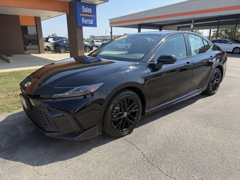 Used 2025 Toyota Camry SE AWD/4WD image 1