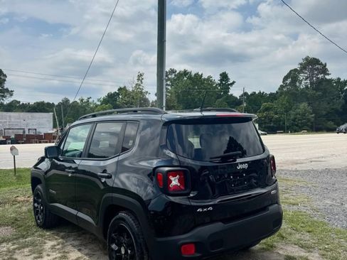 Used 2017 Jeep Renegade Latitude AWD/4WD image 8