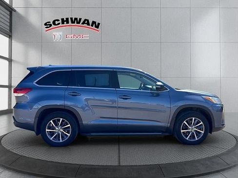 Used 2019 Toyota Highlander XLE AWD/4WD image 3