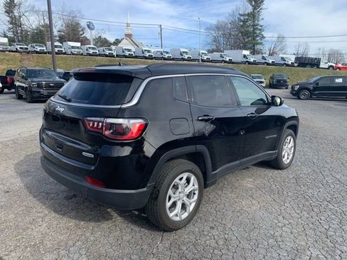 Used 2024 Jeep Compass Latitude image 8