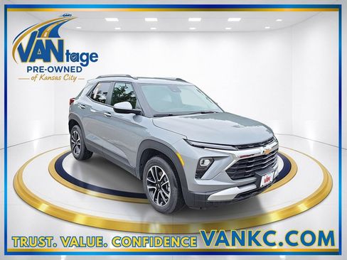 Used 2025 Chevrolet TrailBlazer LT AWD/4WD image 3