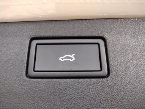 New 2025 Volkswagen Tiguan SE R-Line image 18