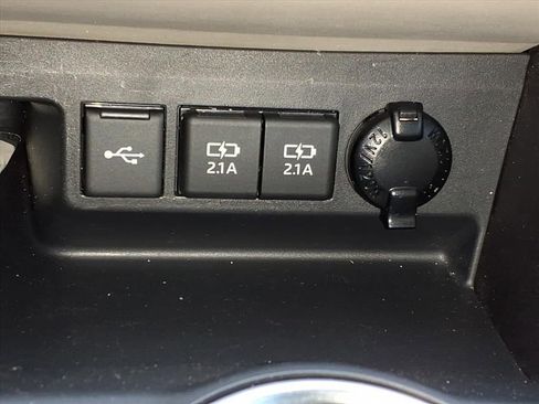 Used 2020 Toyota Highlander XLE image 17