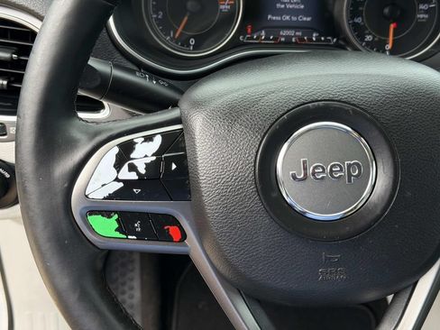 Used 2019 Jeep Cherokee Limited FWD image 25