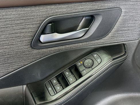 Used 2023 Nissan Rogue SV image 15