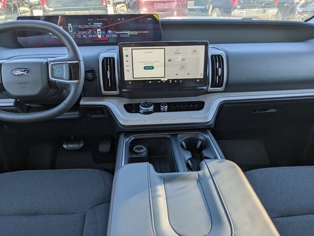 Used 2025 Ford Expedition Active RWD image 16