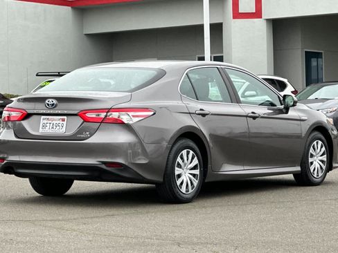 Used 2018 Toyota Camry LE image 2