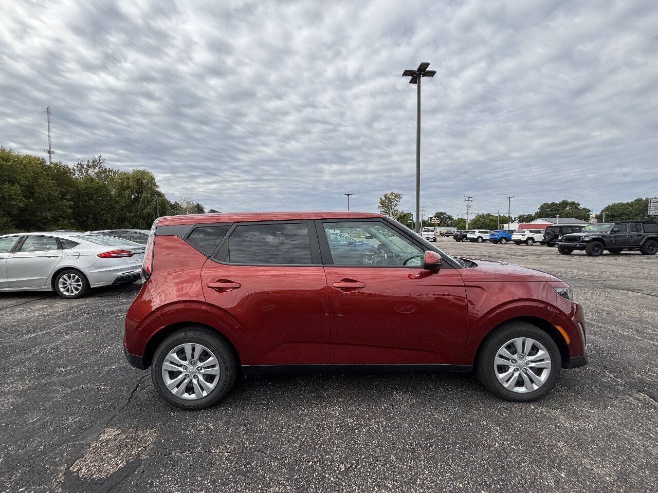 Used 2024 Kia Soul LX FWD image 2