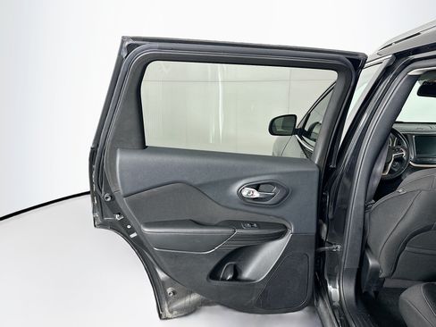 Used 2014 Jeep Cherokee Latitude w/ Cold Weather Group FWD image 23