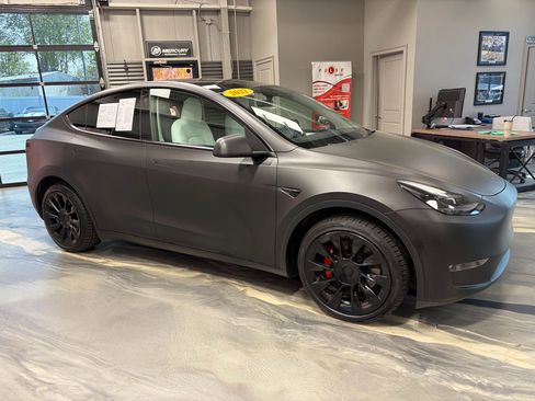 Used 2022 Tesla Model Y Long Range image 25
